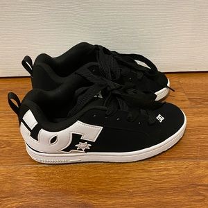 white and black new dc court graffik